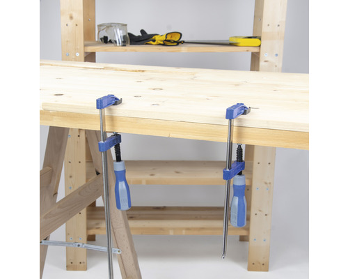 Établi avec serre-joints pour fixer le bois