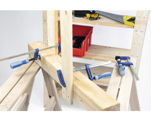 Construction en bois avec serre-joints et étagère à outils
