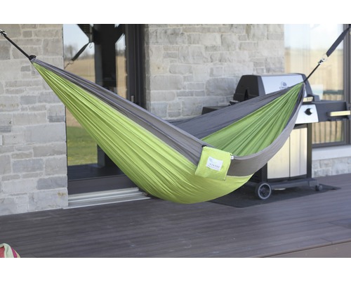 Hängematte zwischen zwei Befestigungspunkten auf einer Terrasse