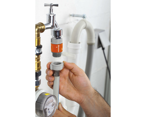 Montage d''un raccord de robinet Gardena sur un robinet.