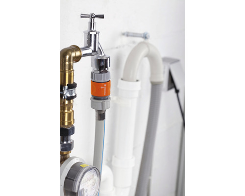 Adaptateur de robinet Gardena fixé à un robinet