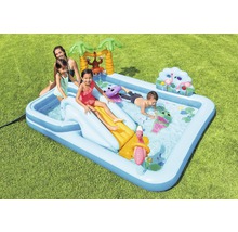 Pataugeoire gonflable avec toboggan et motifs de jungle dans le jardin avec des enfants