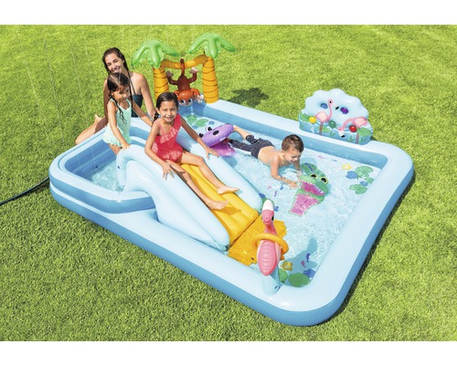 Pataugeoire gonflable avec toboggan et motifs de jungle dans le jardin avec des enfants