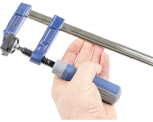 Main tenant une serre-joint à vis