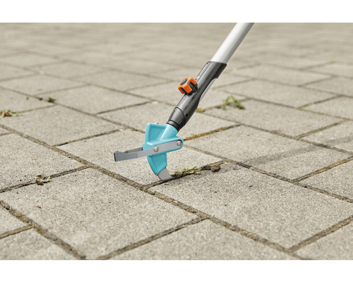 Fugenkratzer im Einsatz auf Pflastersteinen zur Unkrautentfernung