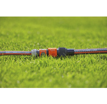 Connecteur de tuyau Gardena sur l''herbe