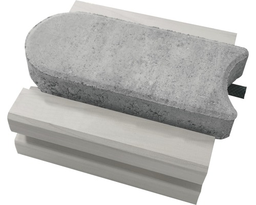 Bordure en béton sur lattes en bois