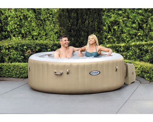 Aufblasbarer Whirlpool mit zwei Personen im Garten