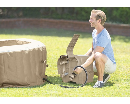 Aufblasbarer Whirlpool mit Wasseraufbereitungssystem und Mann im Garten