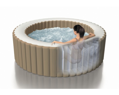 Aufblasbarer runder Whirlpool mit einer Frau