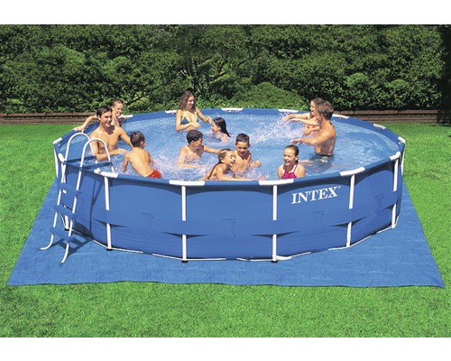 Piscine hors sol Intex avec échelle de piscine et personnes jouant dans le jardin