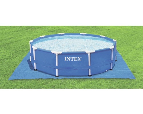 Piscine Intex avec tapis de sol sur gazon