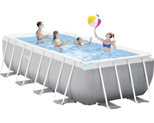 Piscine rectangulaire avec cadre en acier et personnes jouant