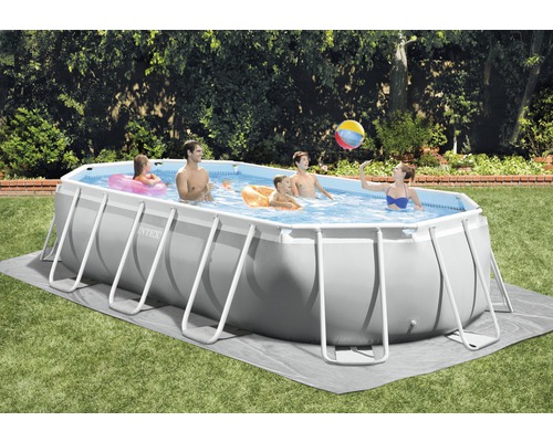 Piscine Intex gonflable avec famille dans le jardin.