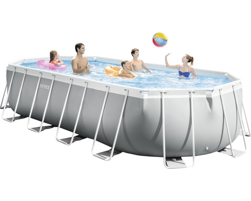 Piscine tubulaire Intex avec famille et ballon de plage