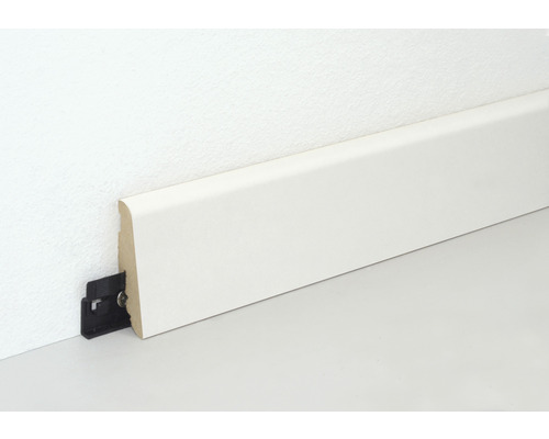 Plinthe en bois avec clip de fixation sur un mur