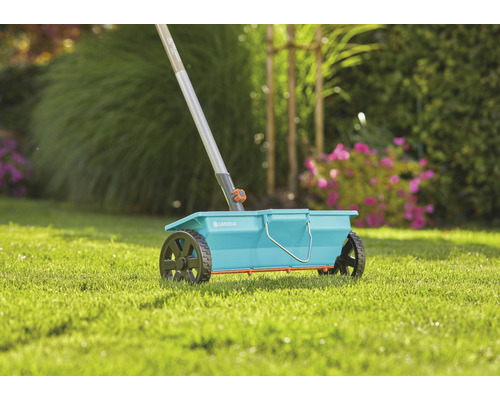 Gardena Streuwagen auf Rasen