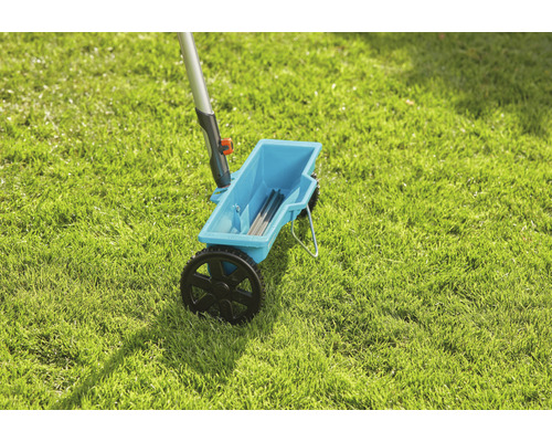 Gartenstreuwagen auf Rasen