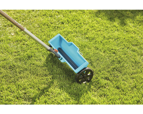 Streuwagen zur Rasenpflege auf Rasen