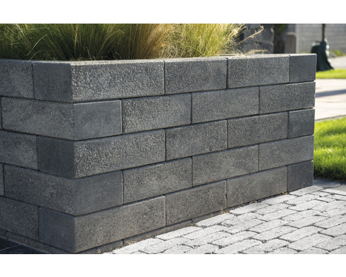 Jardinière surélevée en blocs de béton avec plantation