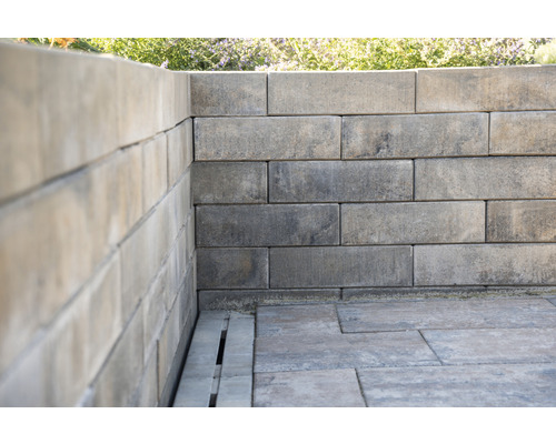 Mauer und Pflastersteine aus Beton im Garten