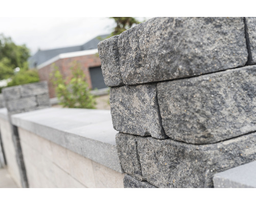Mauer aus Betonsteinen im Außenbereich.