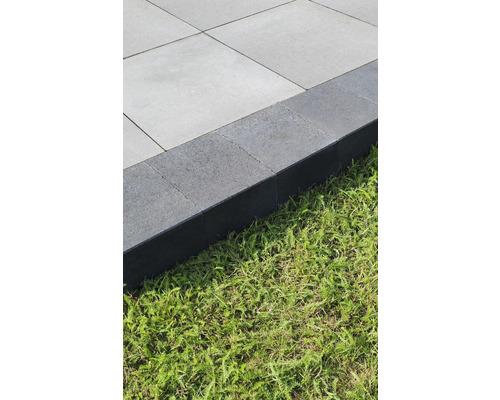 Terrasse mit Rasenbegrenzung