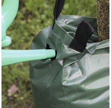 Bewässerungssack für Bäume wird mit Giesskanne befüllt