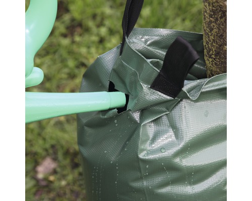 Bewässerungssack für Bäume wird mit Giesskanne befüllt