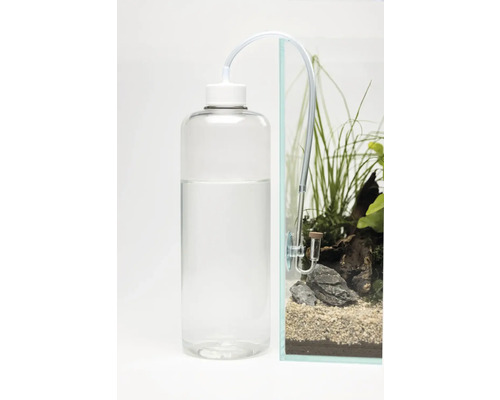 Aquarium CO2 Anlage mit Flasche am Aquarium befestigt