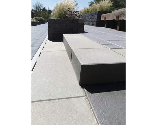 Chemin de jardin avec pavés, jardinière et banc