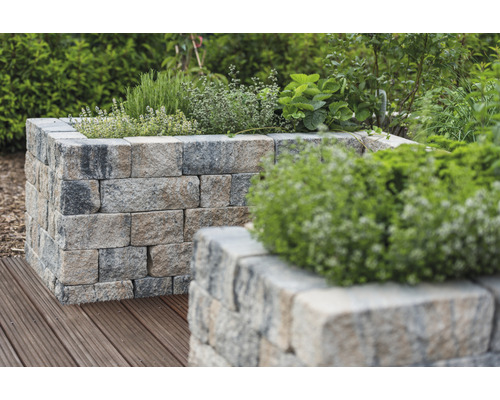 Deux plates-bandes surélevées en blocs de pierre dans le jardin