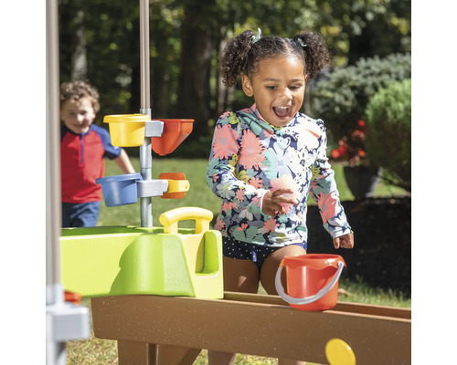 Enfant jouant avec un toboggan aquatique à l''extérieur
