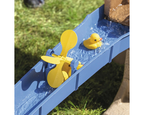 Circuit aquatique avec roue à eau et canard en caoutchouc dans le jardin