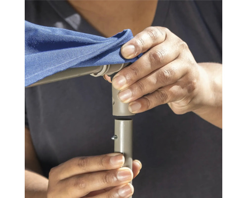 Personne assemble un pied de parasol