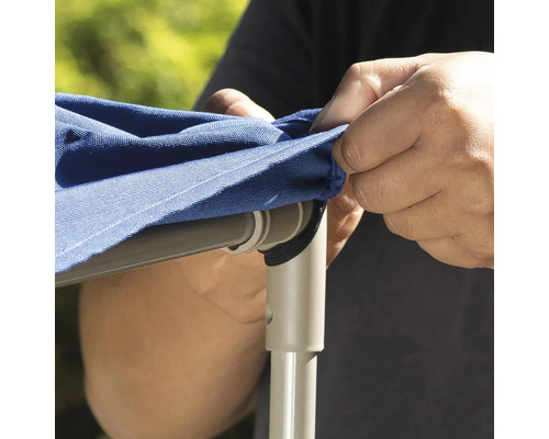 Gros plan sur la pose d''une housse de parasol sur une armature de parasol