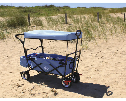 chariot à bras avec toit sur sable