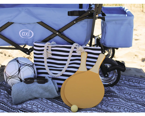 Articles de plage sur une couverture, comprenant un chariot, un sac, des raquettes, une balle, une serviette, des lunettes de soleil et un ballon de foot