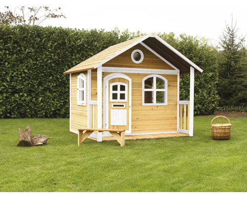 Maisonnette en bois avec banc et véranda dans le jardin