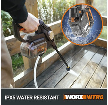 Druckreiniger im Einsatz auf einer Holzterrasse mit dem Hinweis IPX5 wasserbeständig