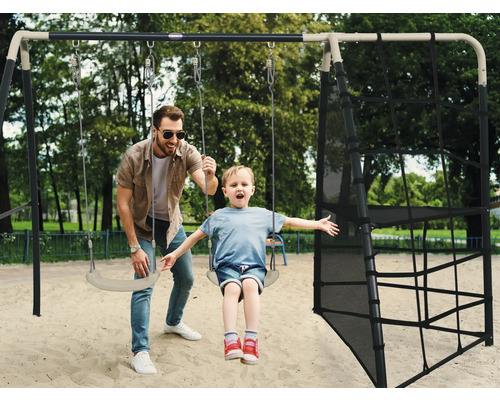 Portique à balançoires avec père et enfant dans une aire de jeux