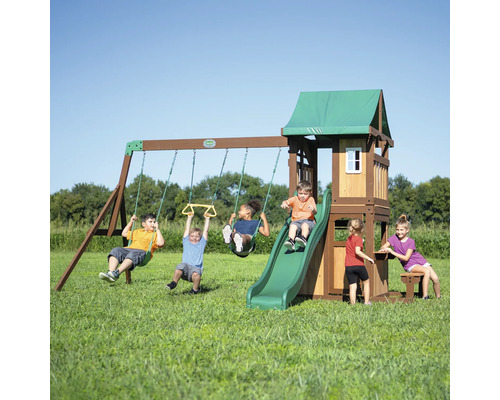 Aire de jeux avec balançoires, toboggan et cabane pour enfants dans le jardin