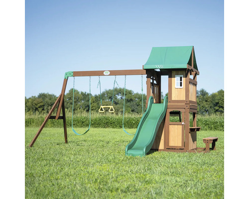 Aire de jeux avec balançoires, toboggan et cabane en bois dans le jardin