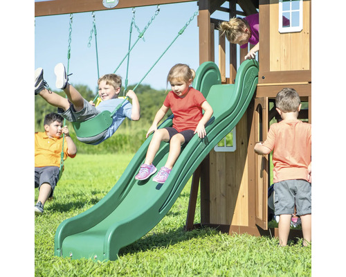 Aire de jeux pour enfants avec balançoire et toboggan dans le jardin