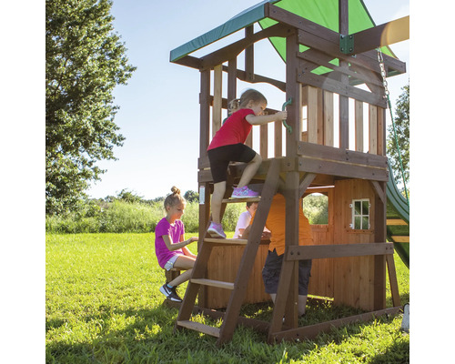 Aire de jeux avec cabane en bois, échelle et toboggan dans le jardin avec des enfants qui jouent
