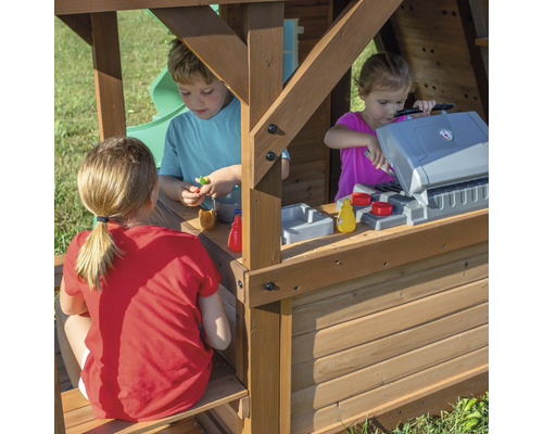 Cabane de jeux avec des enfants qui jouent et des accessoires de cuisine jouets