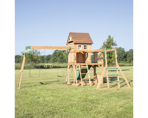 Aire de jeux avec balançoires, toboggan et cabane sur une pelouse