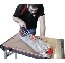 Coupe-carreaux en cours d''utilisation sur une table