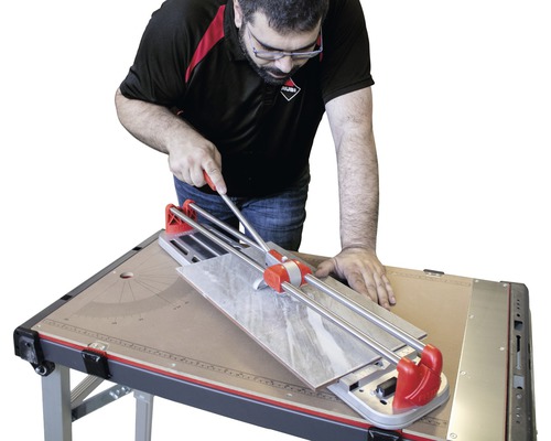 Coupe-carreaux en cours d''utilisation sur une table