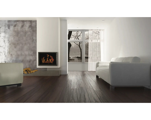 Salon lumineux avec cheminée, canapé et plancher en bois